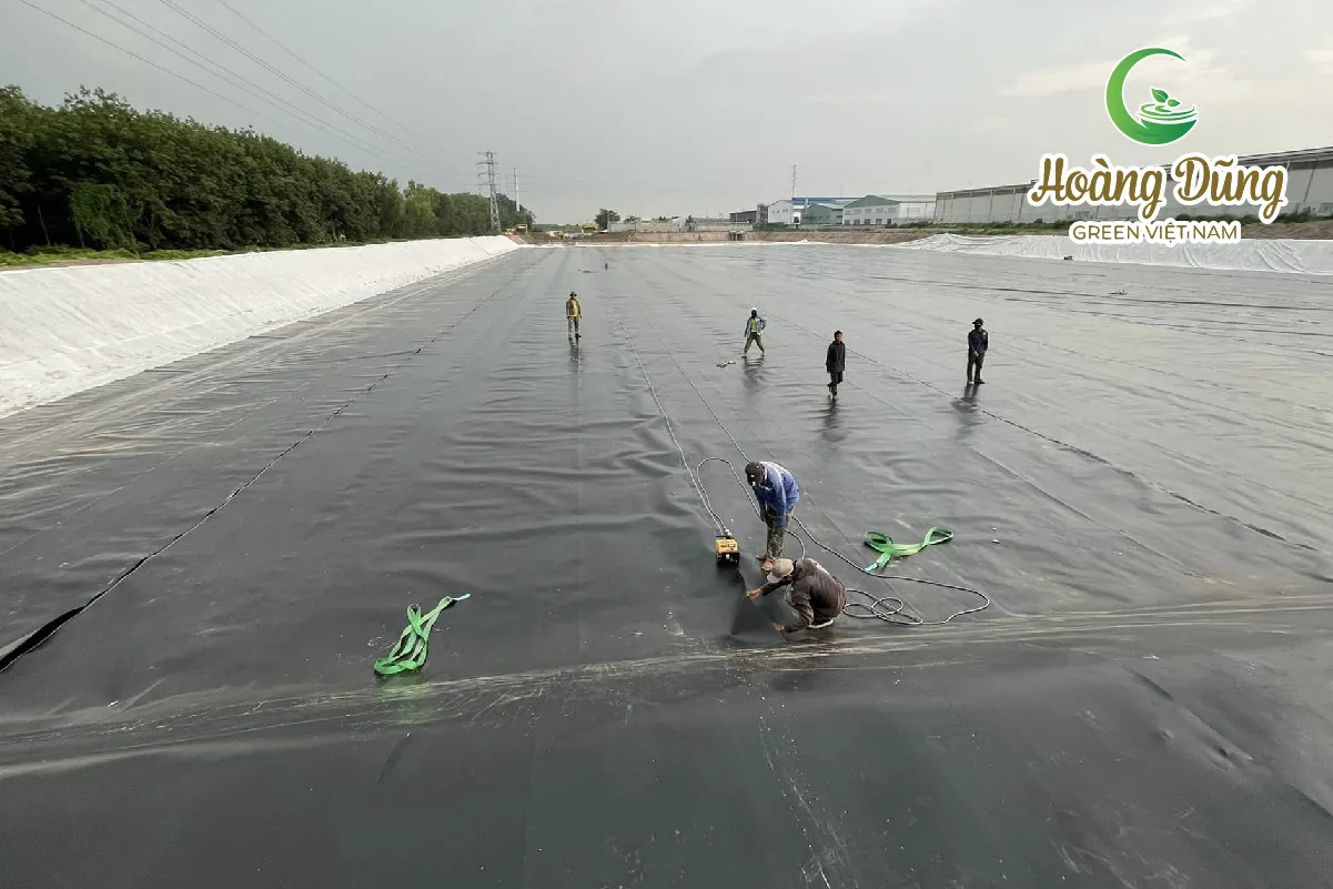 kỹ thuật đào rãnh neo cố định bạt HDPE trong quy trình thi công