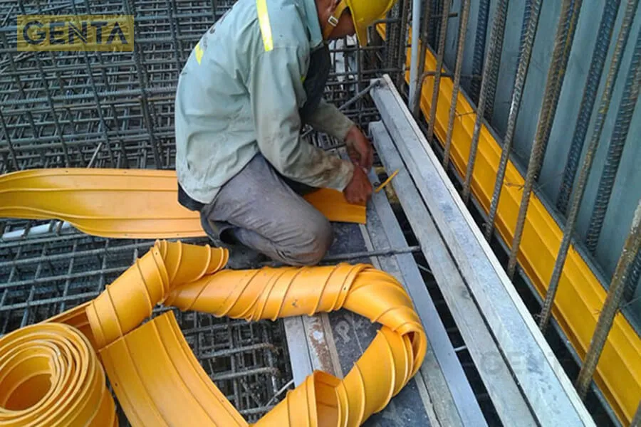 Kỹ thuật gắn cố định băng cản nước vào cốt thép trước khi đổ bê tông, đảm bảo hiệu quả chống thấm khe lún cho công trình