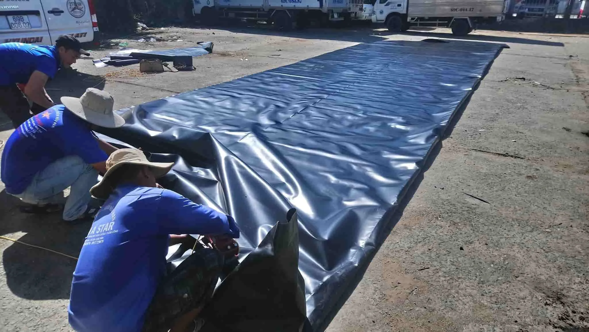 Kỹ thuật hàn bạt HDPE bằng máy chuyên dụng, đảm bảo mối nối chắc chắn và chống thấm tuyệt đối.