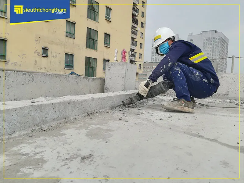Kỹ thuật làm sạch và chuẩn bị bề mặt sàn mái trước khi thi công chống thấm