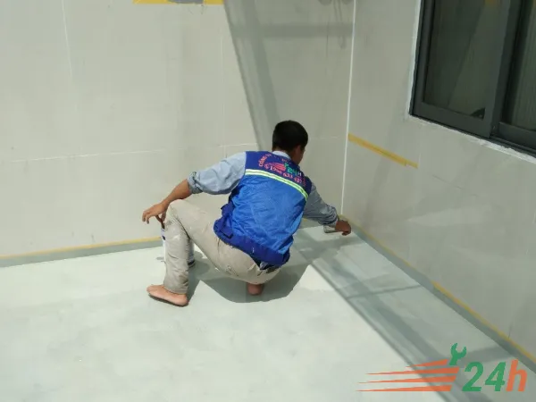 Kỹ thuật quét vật liệu dán chống thấm tại vị trí chân tường sân thượng