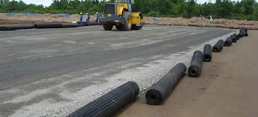 Kỹ thuật thi công lớp gia cố nền, một phần của giải pháp ổn định mái dốc cùng bạt HDPE chống trượt