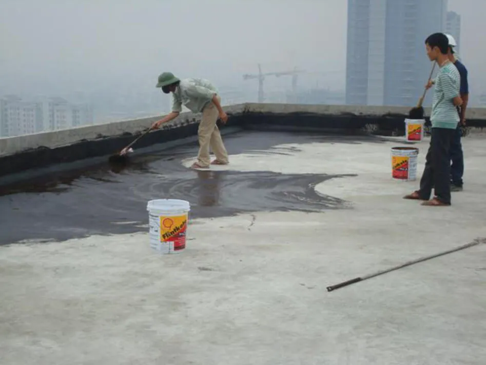 Kỹ thuật thi công sơn bitum chống thấm, đảm bảo lớp phủ đồng nhất và hiệu quả.