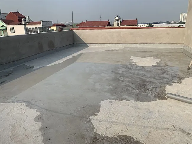 Kỹ thuật vệ sinh và chuẩn bị bề mặt sân thượng trước khi ứng dụng kova chống thấm.