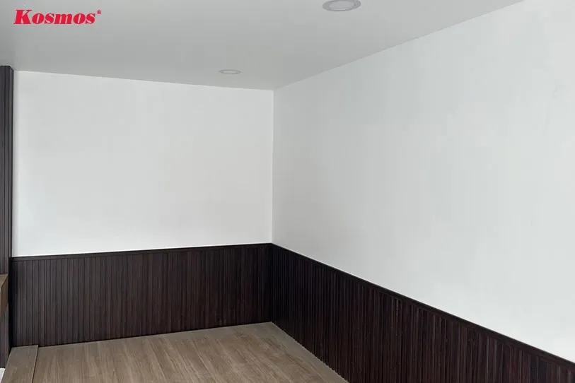 Kỹ thuật viên đang dán tấm nhựa giả đá trực tiếp lên bức tường đã được làm phẳng và khô ráo, đảm bảo độ bám dính tối ưu.
