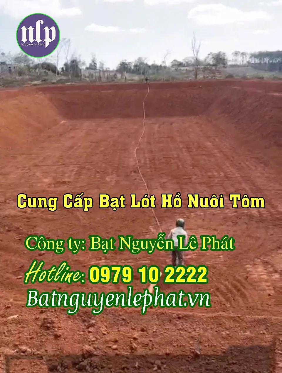 Kỹ thuật viên đang hàn bạt HDPE trên bờ ao bằng máy hàn chuyên dụng