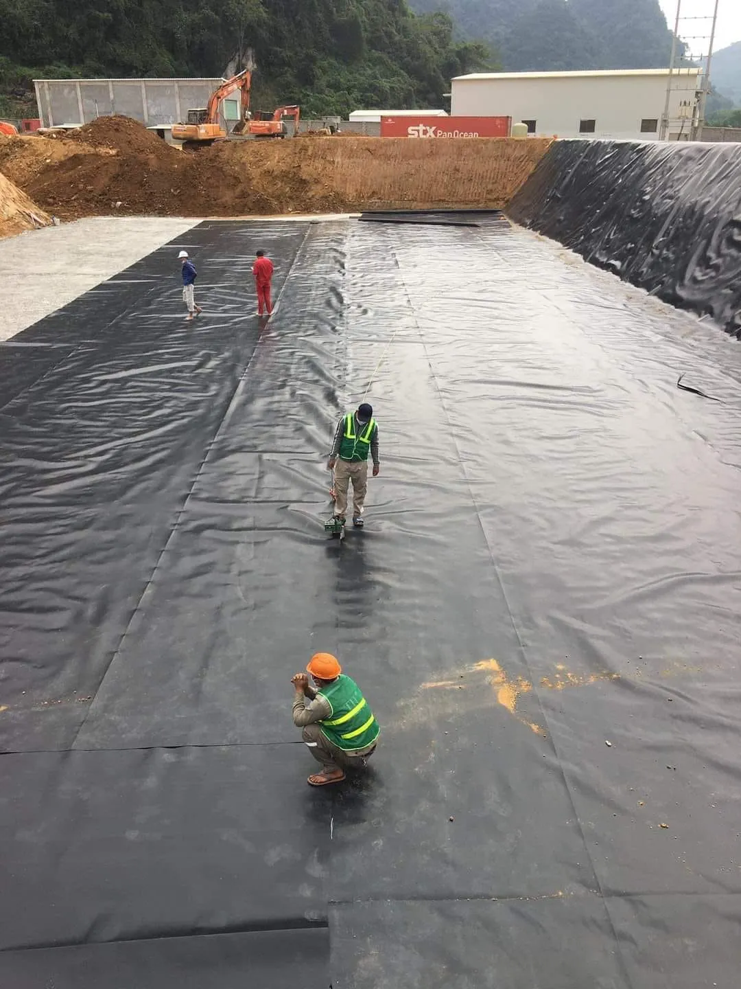 Kỹ thuật viên đang hàn bạt HDPE, yếu tố then chốt để đảm bảo độ bền công trình