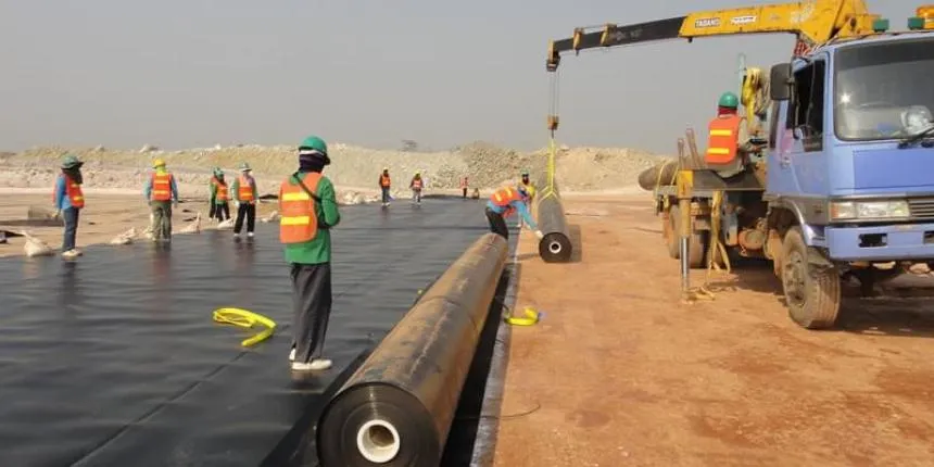 Kỹ thuật viên đang kiểm tra áp lực khí kênh kép của mối hàn màng HDPE trên công trường bãi chôn lấp rác