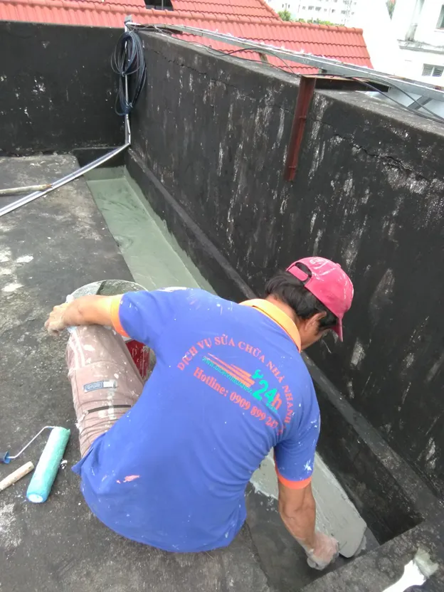 Kỹ thuật viên đang kiểm tra chất lượng lớp phủ chống thấm trên sê nô, tối ưu hóa khả năng kháng nước