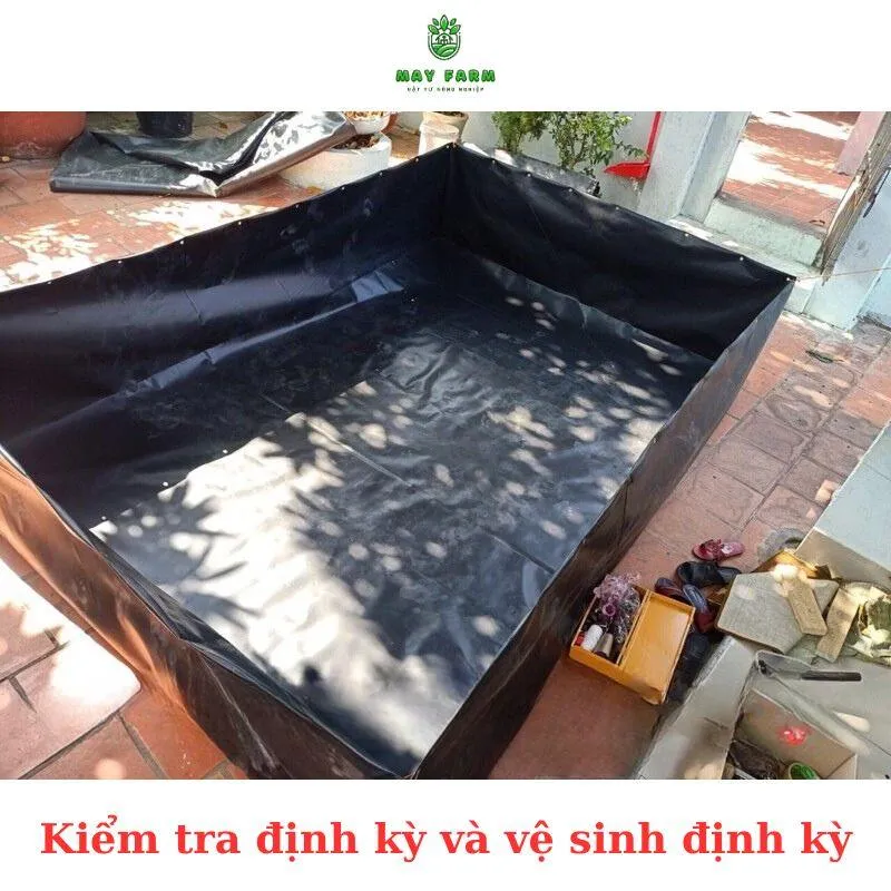 Kỹ thuật viên đang kiểm tra chất lượng màng HDPE trước khi lắp đặt bể