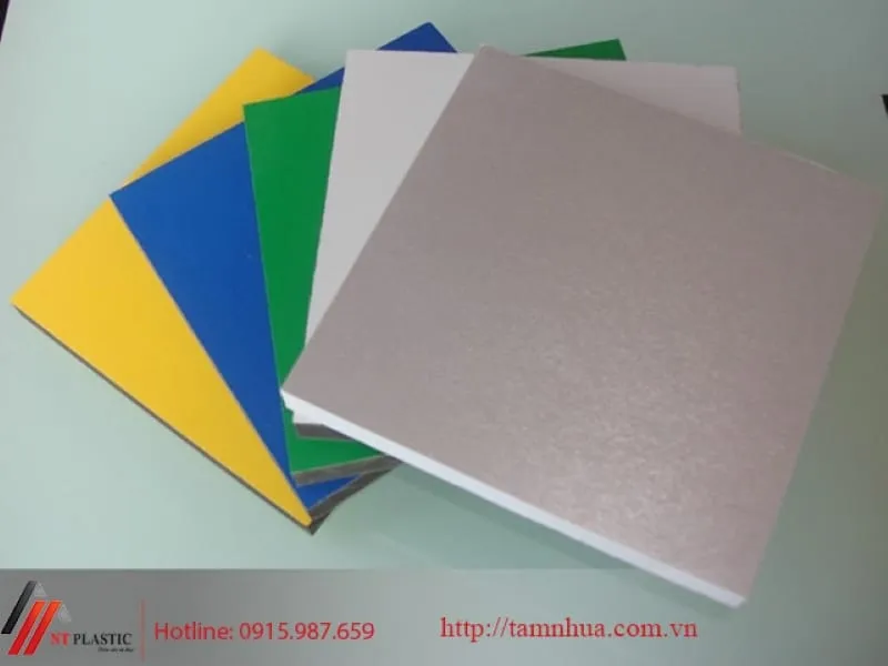 Kỹ thuật viên đang kiểm tra tấm nhựa PVC chống thấm cho công trình môi trường