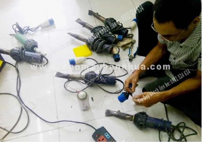Kỹ thuật viên đang kiểm tra và sửa chữa máy hàn nhựa cầm tay