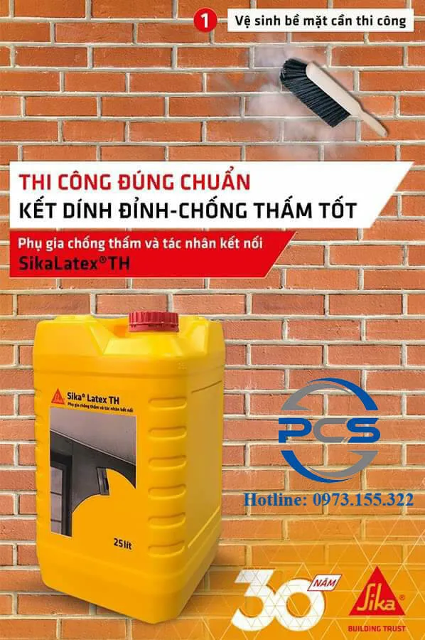 Kỹ thuật viên đang làm sạch và làm ẩm bề mặt bê tông trước khi thi công Sika Latex TH