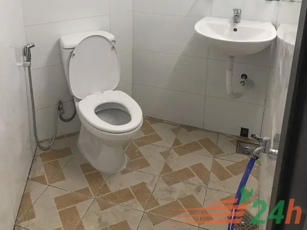 Kỹ thuật viên đang thi công chống thấm sàn nhà vệ sinh bằng vật liệu Sika