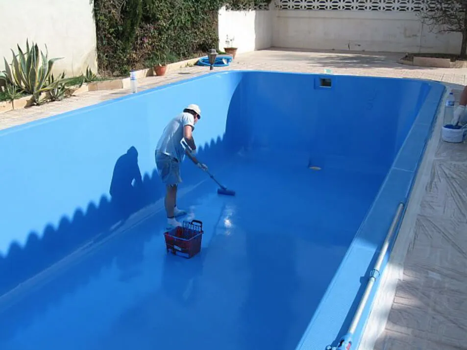 Kỹ thuật viên đang thi công lớp chống thấm Composite lên bề mặt công trình