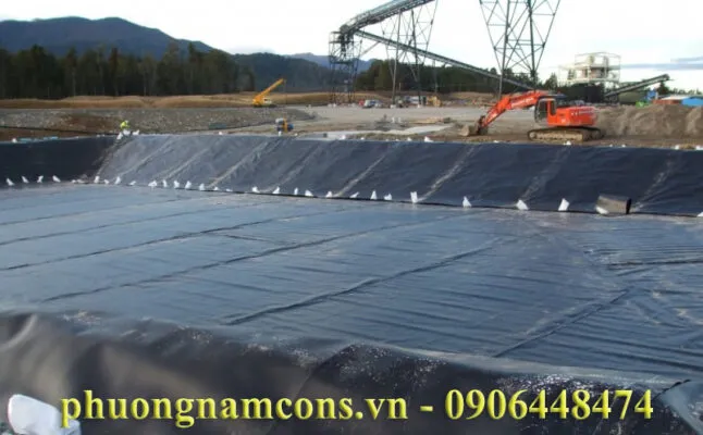 Kỹ thuật viên đang thi công trải và hàn màng chống thấm HDPE lót đáy hồ nuôi tôm cá, góp phần bảo vệ môi trường nước trong nuôi trồng thủy sản.