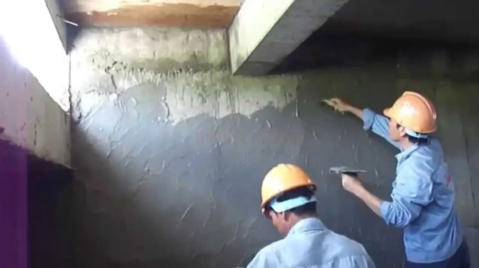 Kỹ thuật viên đang thực hiện dán màng chống thấm khò nóng