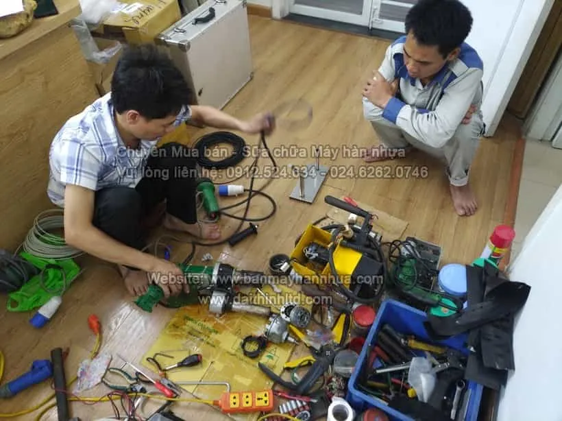 Kỹ thuật viên sửa chữa máy hàn nhựa Demtech