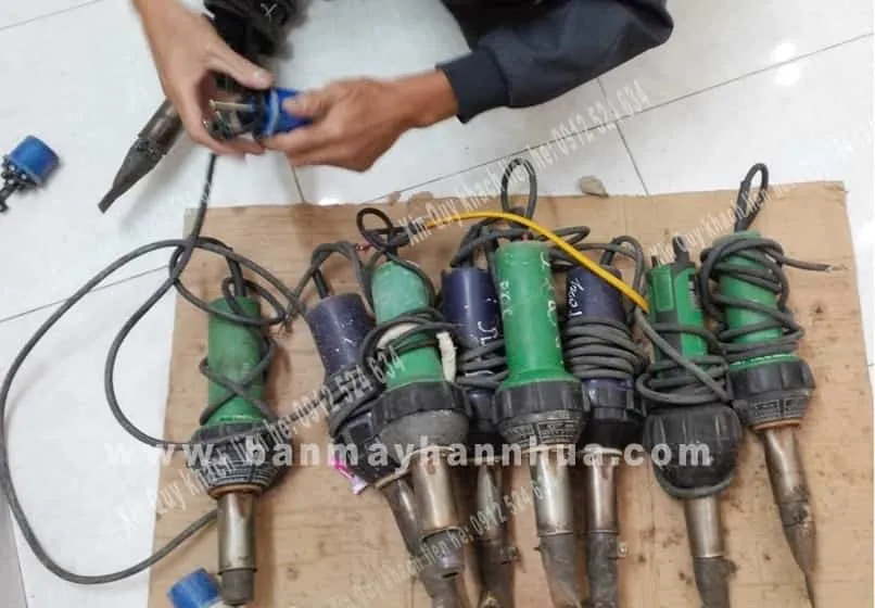 Kỹ thuật viên thay thế phụ tùng, bao gồm các loại đầu hàn cho máy