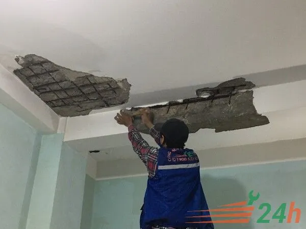Làm sạch bề mặt trước khi chống thấm trần nhà