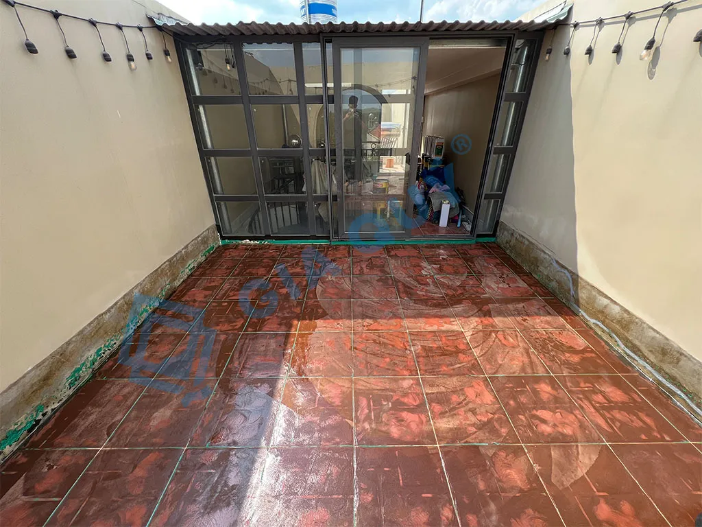 Lăn lớp lót Neomax Primer P11 cho quy trình chống thấm trên sàn gạch