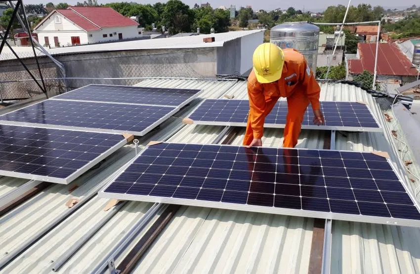 Lắp đặt hệ thống sản xuất điện từ năng lượng mặt trời trên mái nhà, giải pháp bền vững cho hộ gia đình và doanh nghiệp.