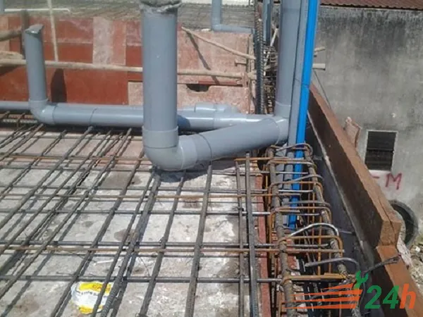 Lắp đặt ống thoát nước xuyên sàn cho nhà vệ sinh