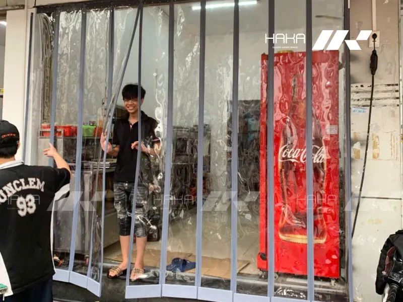 Lắp đặt tấm nhựa PVC nam châm từ cho quán ăn