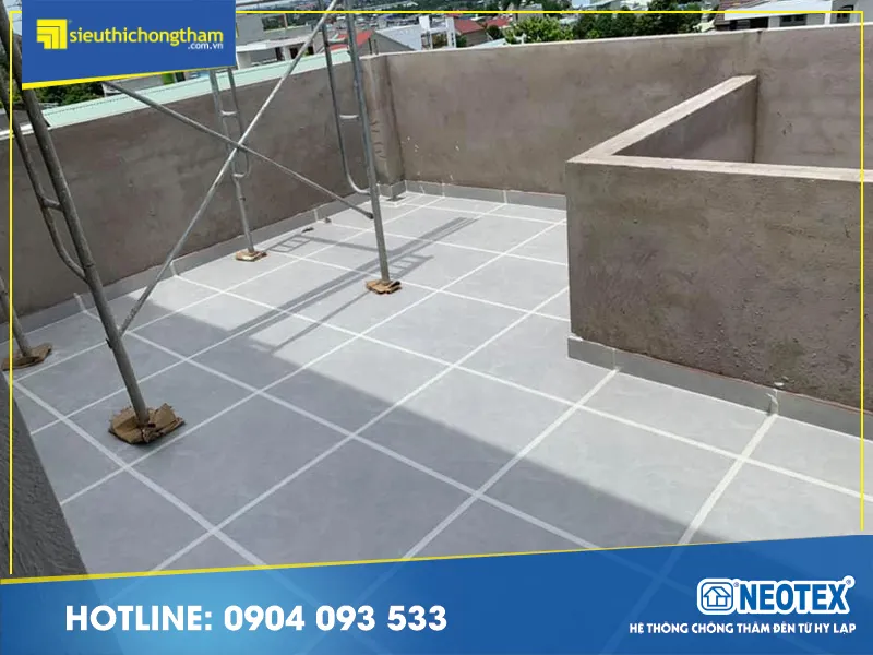 Lát gạch chống thấm sân thượng cũng là một trong những cách được nhiều chủ nhà áp dụng