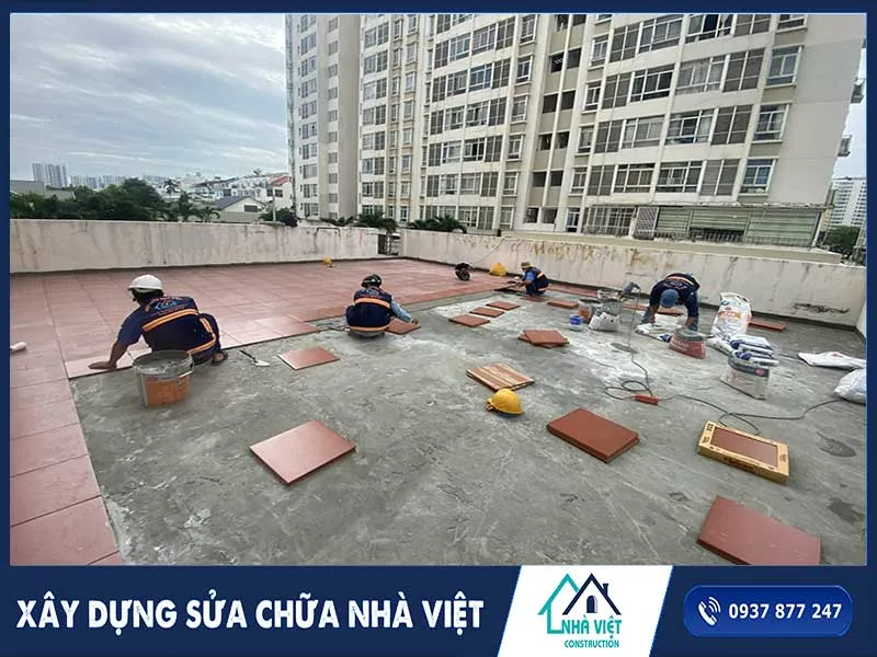 Lát gạch chống thấm sân thượng tăng cường độ bền và thẩm mỹ
