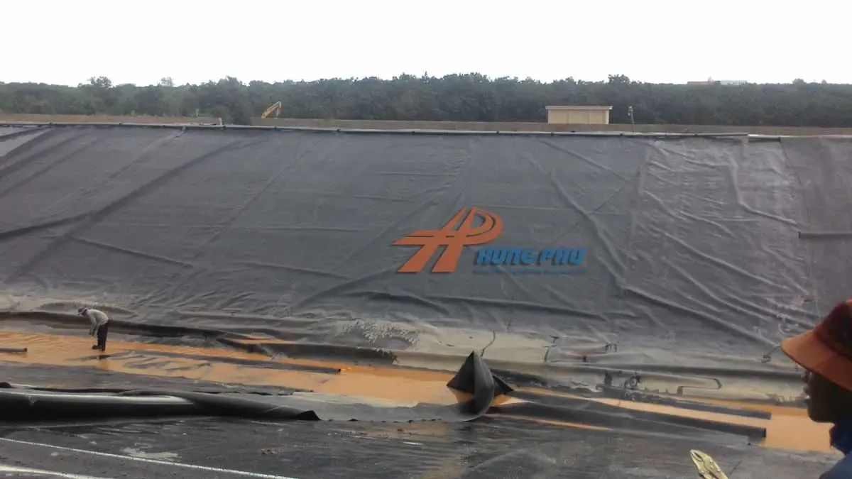 Liên kết màng HDPE với cấu trúc bê tông sử dụng nẹp inox chống gỉ trong dự án môi trường