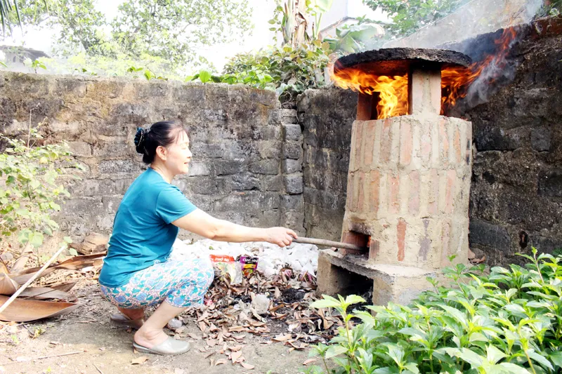 Lò đốt rác thải sinh hoạt thủ công đơn giản ở vùng nông thôn
