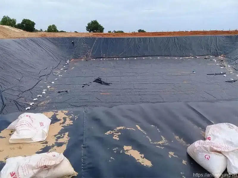 Lớp màng HDPE Huitex trên đáy hồ chứa nước công nghiệp, cần một bề mặt nền được chuẩn bị kỹ lưỡng để tối ưu hiệu quả.