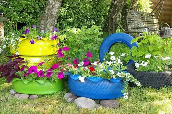 Lốp xe cũ tái chế thành chậu trồng cây độc đáo và bền vững