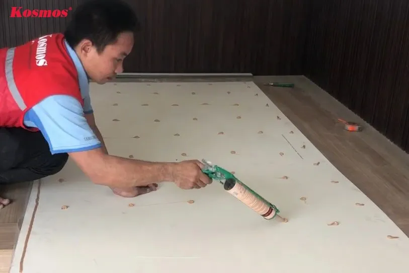 Lưu ý bơm keo chuyên dụng cách mép tấm nhựa ốp tường một khoảng nhỏ để tránh keo tràn ra ngoài, giữ cho bề mặt luôn sạch đẹp.