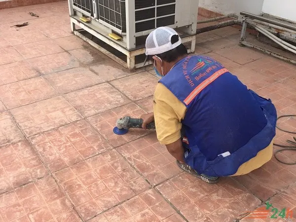 Mài nhẵn bề mặt gạch để tiến hành chống thấm