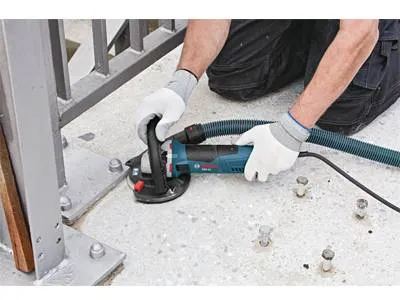 Mài phẳng đầu ốc kim loại sau khi hoàn tất bơm keo xử lý vết nứt sàn bê tông