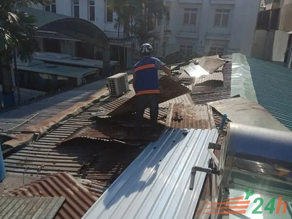 Mái tôn bị hư hại nặng do tác động của thời tiết cần được xem xét thay thế