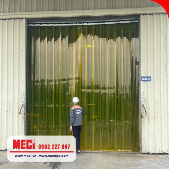 Màn nhựa PVC lắp đặt tại cửa ra vào kho xưởng