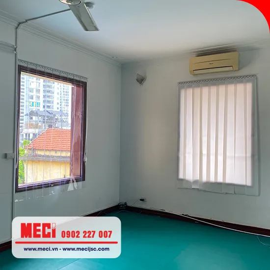 Màn nhựa PVC lắp đặt tại cửa sổ