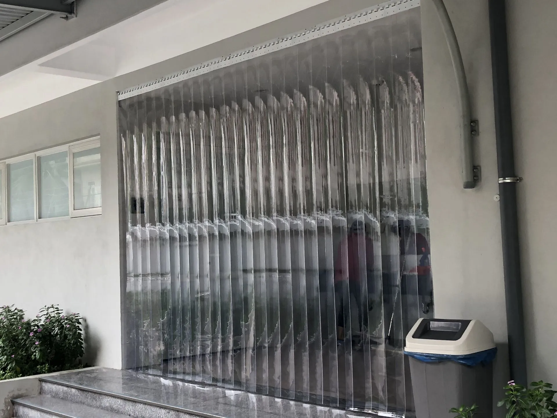 Màn nhựa PVC tiêu chuẩn màu trắng trong tại nhà xưởng