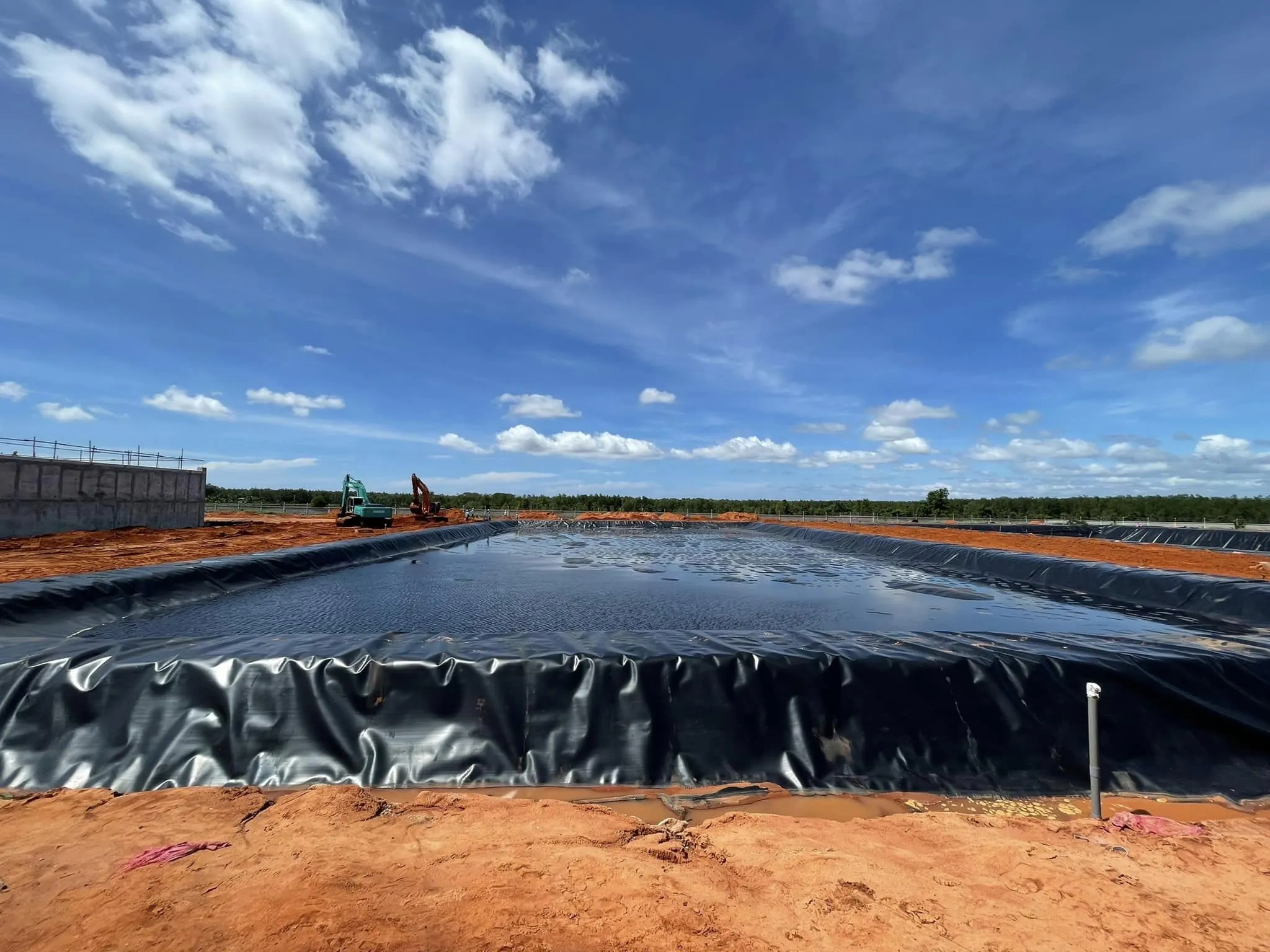 Màng (bạt) chống thấm HDPE lót hồ nuôi cá