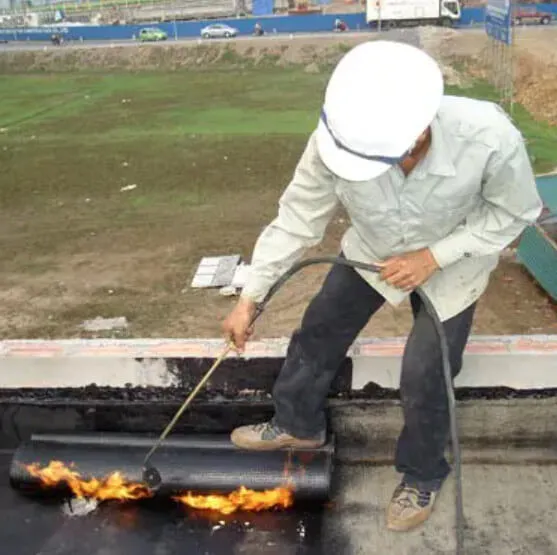 Màng chống thấm bitum dạng cuộn, giải pháp hiệu quả cho các bề mặt rộng lớn.