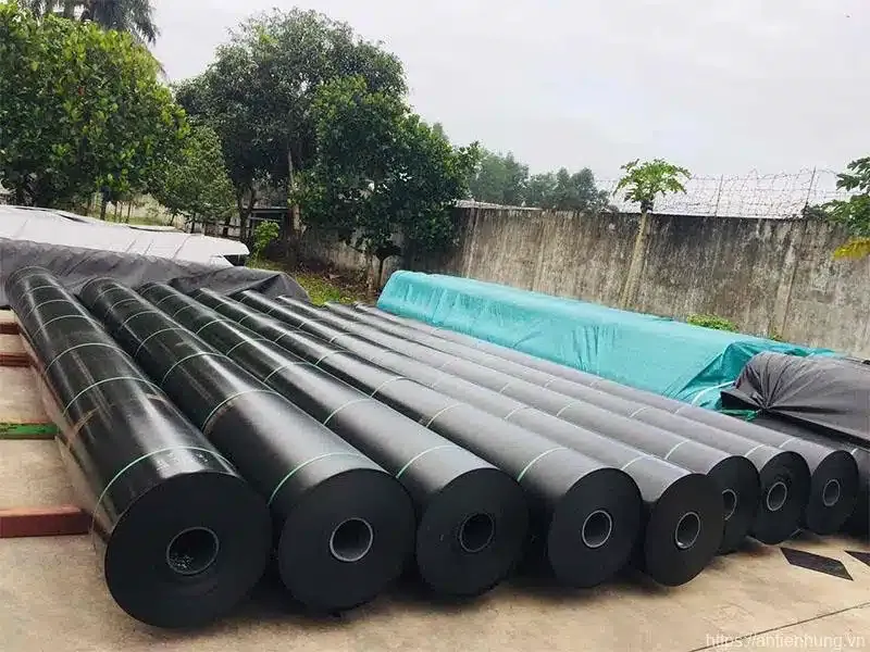 Màng chống thấm HDPE Huitex được lắp đặt trên sàn bê tông, thể hiện độ phẳng và chắc chắn cần thiết.