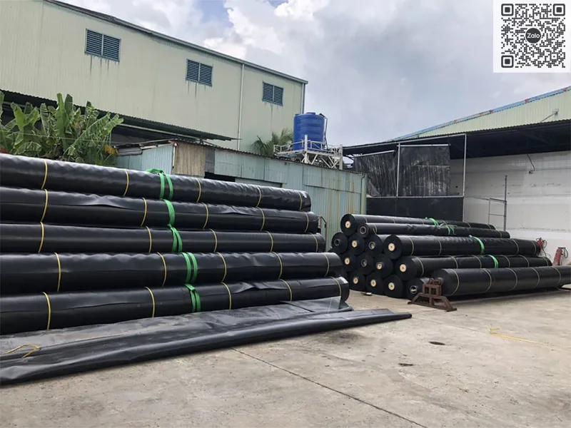 Màng chống thấm HDPE Solmax đang được thi công lót đáy cho công trình địa kỹ thuật môi trường