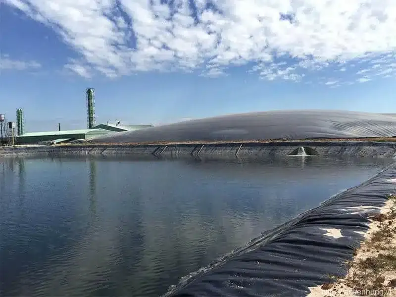 Màng chống thấm HDPE Solmax độ dày 1mm được trải phẳng trên đáy hồ chứa nước.