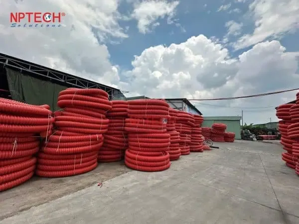 Màng HDPE đang được thi công với máy hàn nhựa