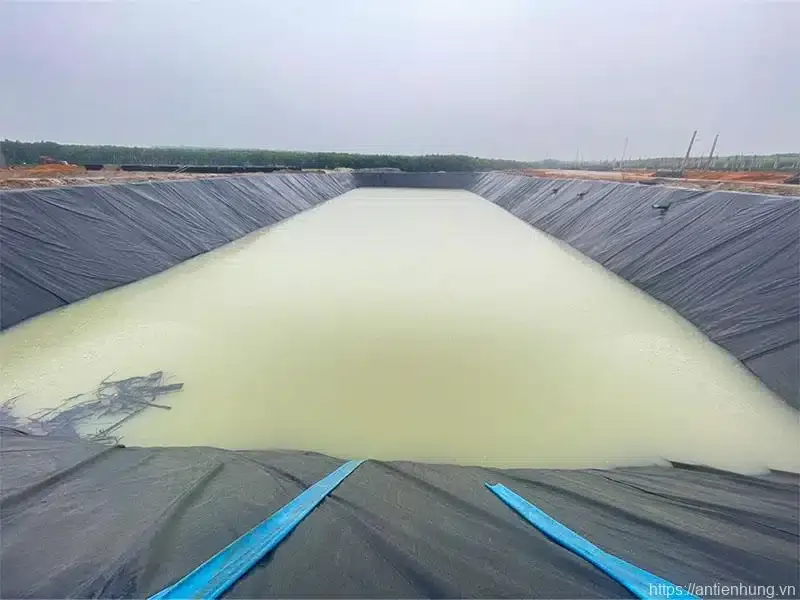 Màng HDPE Huitex trong quá trình lắp đặt đáy hồ nuôi thủy sản, cho thấy sự linh hoạt và khả năng bao phủ các bề mặt rộng.
