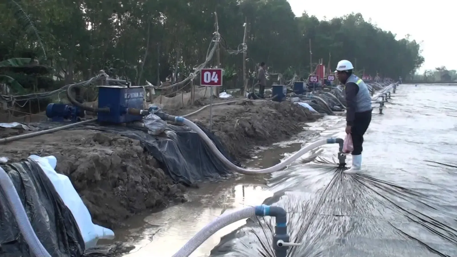 Màng HDPE màu đen cuộn lớn được chuẩn bị cho thi công công trình