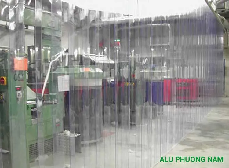 Màng nhựa PVC trong suốt làm vách ngăn linh hoạt trong không gian công nghiệp